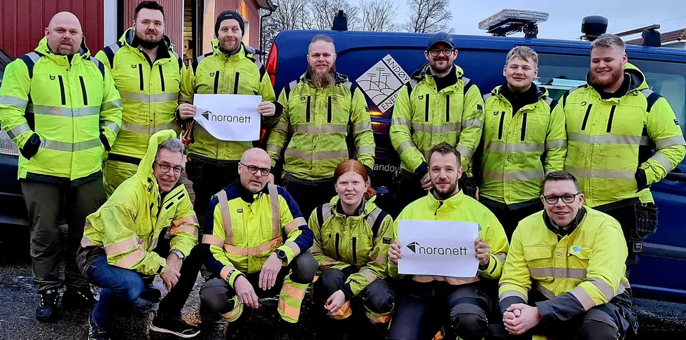 Andøy Energi er et av selskapene som er med i nye Noranett. Her viser de ansatte på Andøya frem det nye navnet.