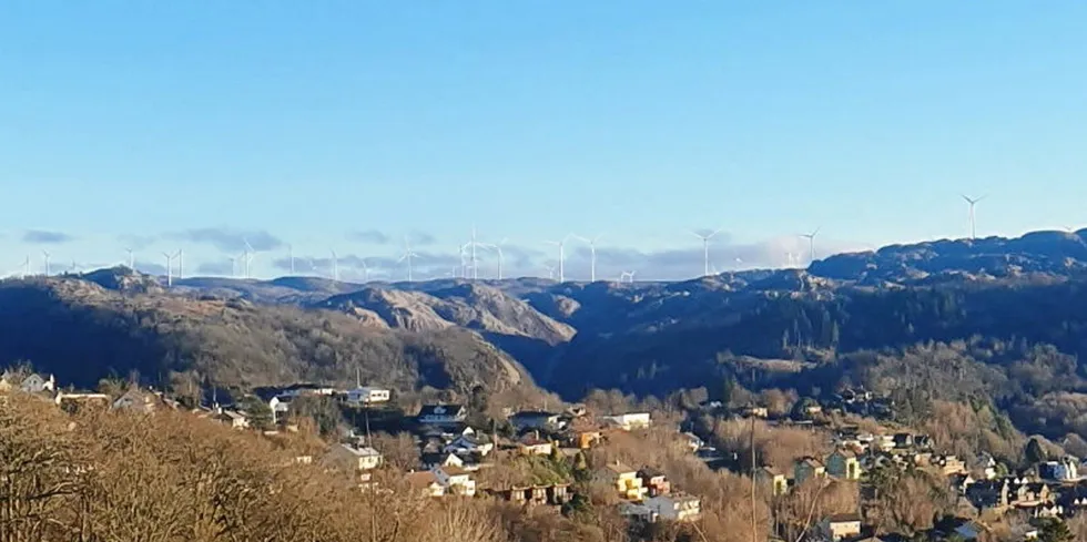 Visualiseringer av Moldalsknuten vindkraftverk sammen med eksisterende turbiner fra Tellenes vindkraftverk i Sokndal i Rogaland. Her sett fra Kvassåsbakken i Hauge.
