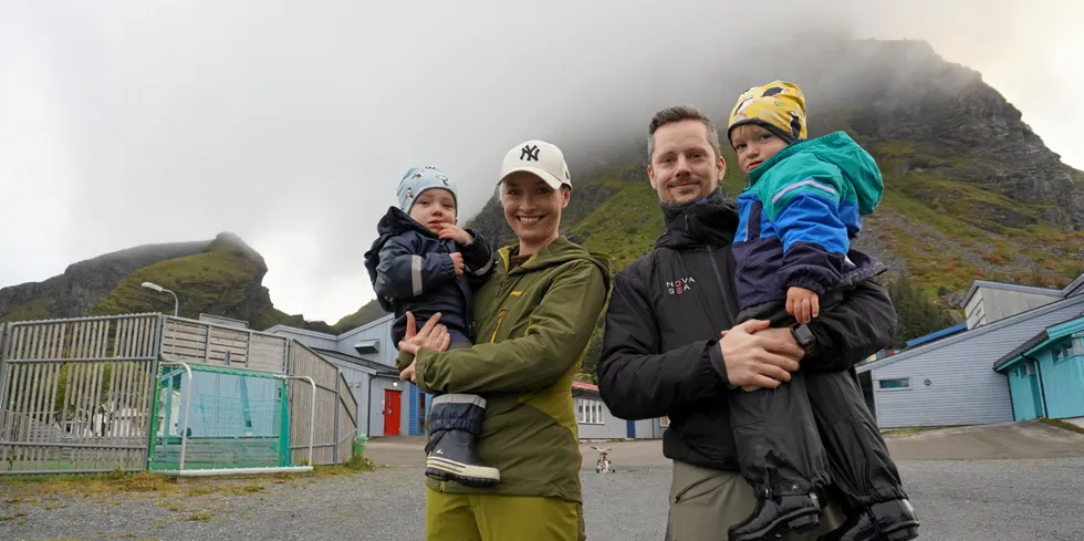 Familie på øya: Amaranthine Birkeland-Sommerhill (t.v.), mamma Maren Benedikte Sommerhill, pappa Geir Johan Birkeland og Valerian Birkeland-Sommerhill.