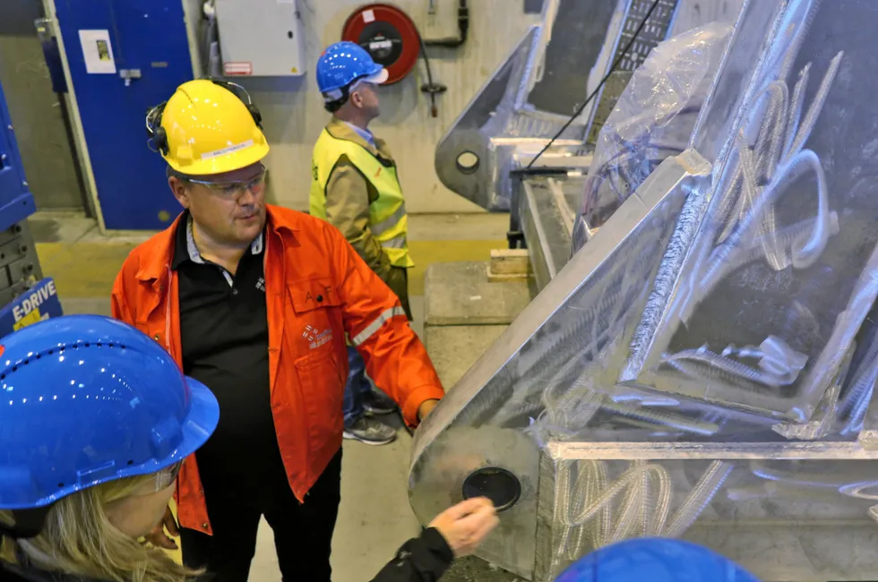 Arild Frøkedal i Marine Aluminium, viser frem sveiseskjøter på offshore gangbroer.