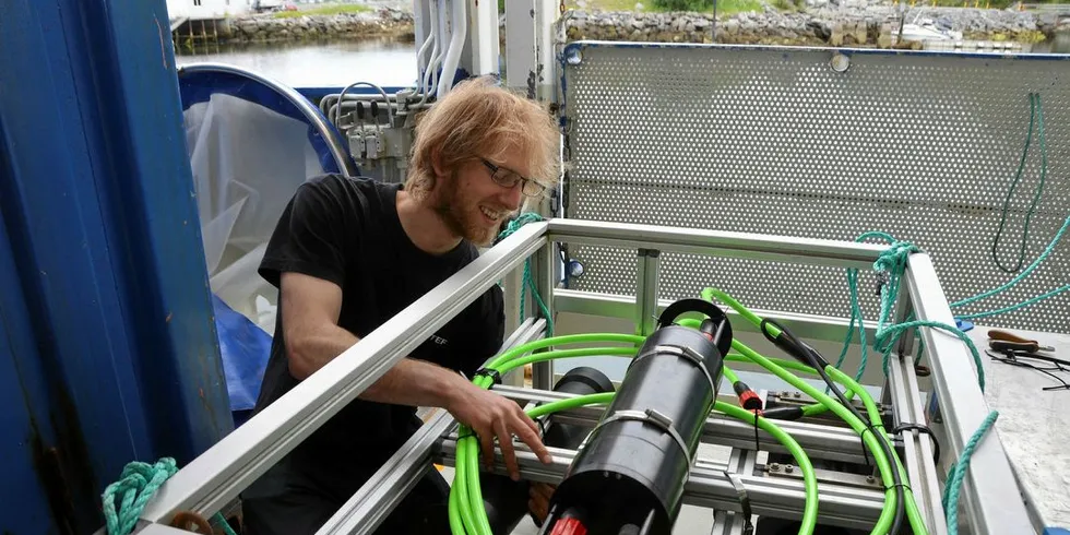 Forsker Emlyn Davis i miljøavdelingen i Sintef Ocean med kamarplattformen med gjør klar utstyr for seks millioner på "Gunnerus".Foto: Einar Lindbæk