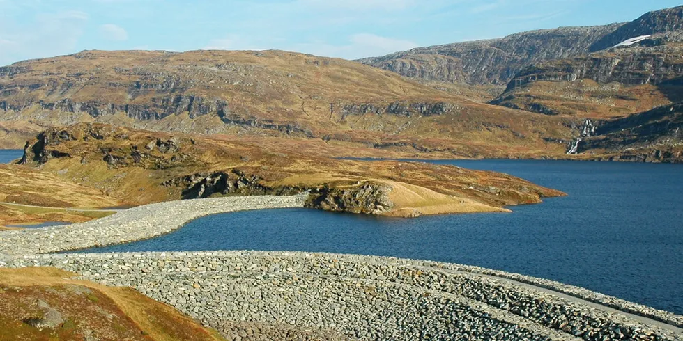 Kvilsteinsvatn sperredam på Vikafjellet.
