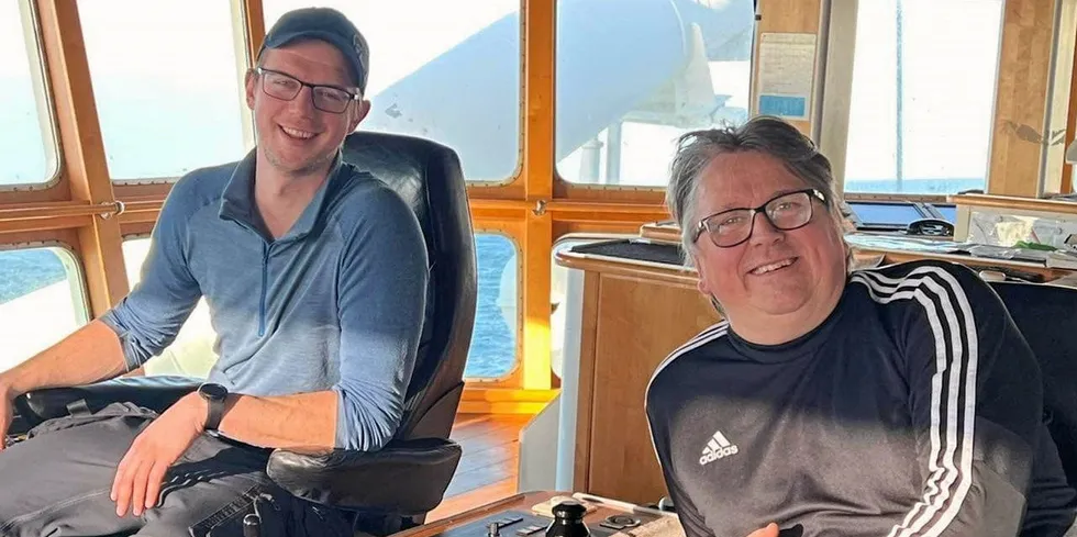 Martin Arefjord (t.v.) og Ole Hamre på «Krossfjord» i sildefiske på Trænabanken i formiddag med stort engasjement for humanitær hjelp til Ukraina.