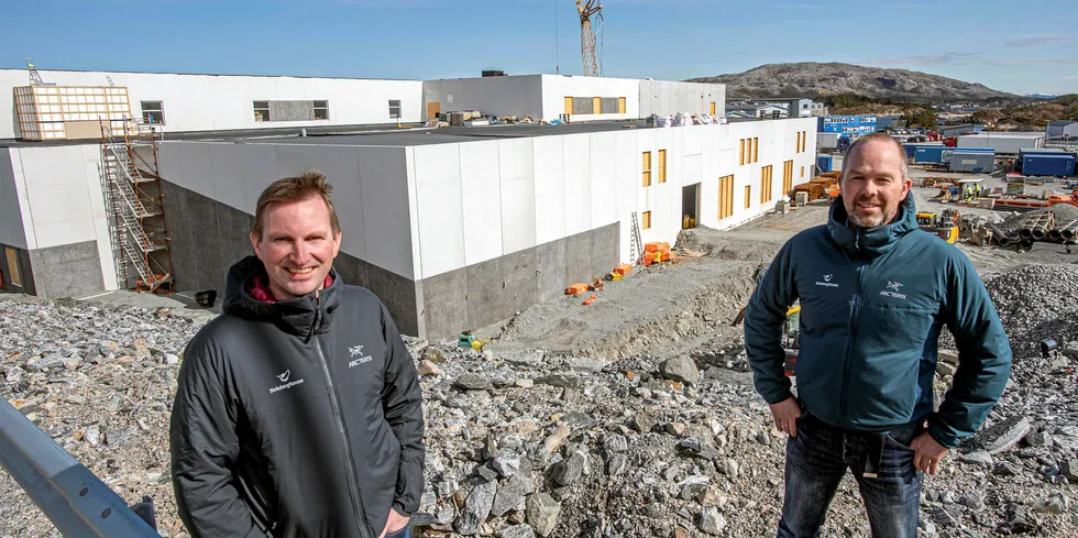 Laksefabrikken på Marøya i Trøndelag er klar neste sommer. Her ser vi prosjektleder Eskil Laukvik (til høyre) og FoU-koordinator Ragnar Sæternes, ved byggeplassen.