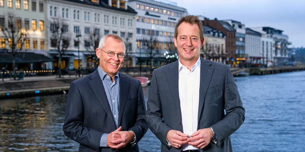 Administrerende direktør i Arendals Fossekompani, Ørjan Svanevik (tv), peker på at de med salget av Cogen Energia vil rendyrke selskapet i en mer bærekraftig retning. Her sammen med konserndirektør Torkil Mogstad (t.v.).