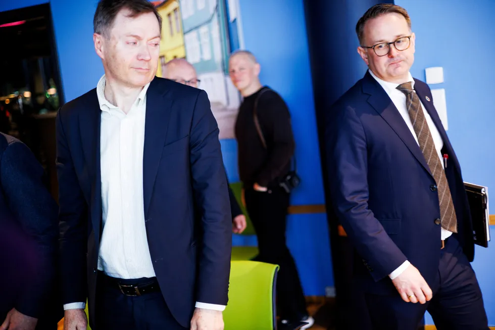 Knut E. Sunde, fungerende administrerende direktør i Norsk Industri (til venstre) og riksmegler Mats W. Ruland, under starten av meglingene på hotell Opera i Oslo.
