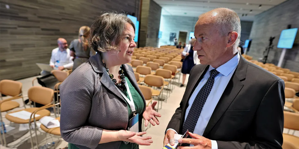 Judith Kirton-Darling, visegeneralsekretær i fagforeningen Industriall Europe, her i samtale med Statkraft-sjef Christian Rynning-Tønnesen i en pause på Statkraftkonferansen, advarer mot å overse sosiale dimensjoner ved energiomleggingen.