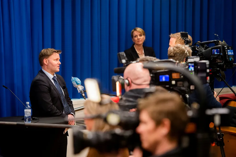 Fungerende assisterende direktør i Helsedirektoratet, Espen Nakstad, og avdelingsdirektør Line Vold var til stede på pressekonferansen 26. mars der rådene ble lagt frem.