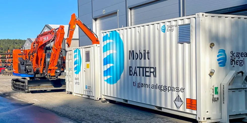 Batterier kan levere mer effekt enn mange tror. Skagerak Energis batteri leverte nylig 340 kW til en elektrisk gravemaskin.