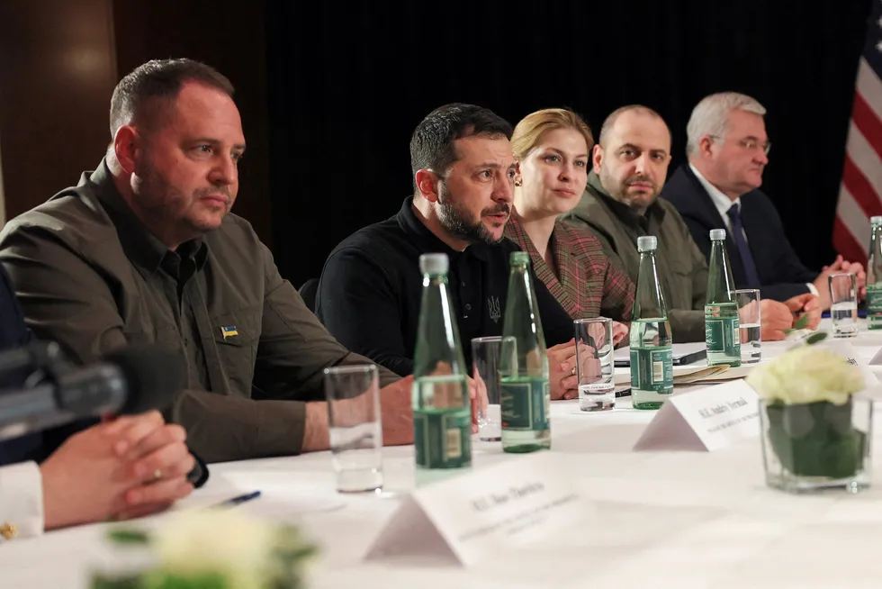 Ukrainas president Volodymyr Zelenskyj og medarbeidere på sikkerhetskonferansen i München før helgen.