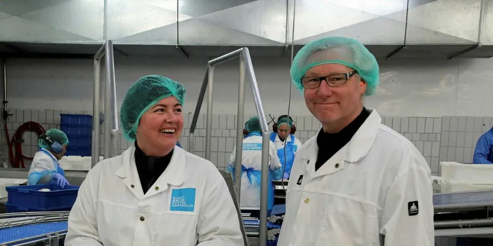 Nofima-forsker Silje Kristoffersen og Sintef-forsker Harry Westavik hos Lerøy Norway Seafoods på Melbu.Foto: Ole Åsheim, Nofima