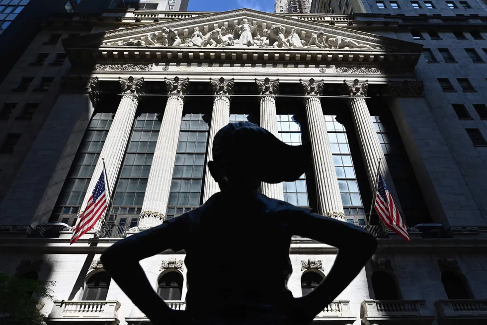 Wall Street faller etter sterke arbeidsmarkedstall vitner om et fortsatt stramt arbeidsmarked.