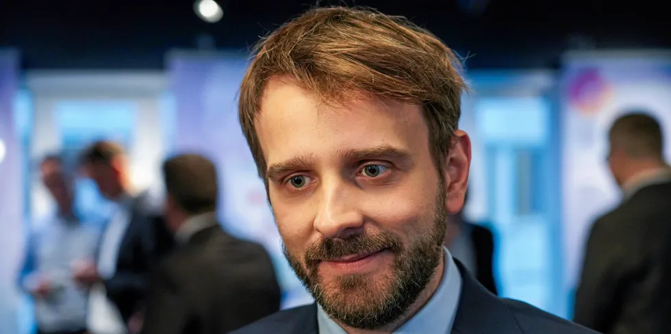 Næringsminister Jan Christian Vestre (Ap) er i Japan, hvor det fredag ble signert en avtale om felles innsats for grønn energi.