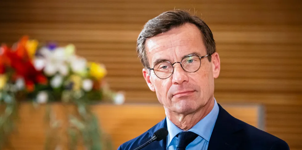 Sveriges statsminister Ulf Kristersson sier at situasjonen for landets strømnettet er anstrengt og ber det svenske folket spare på strømmen.