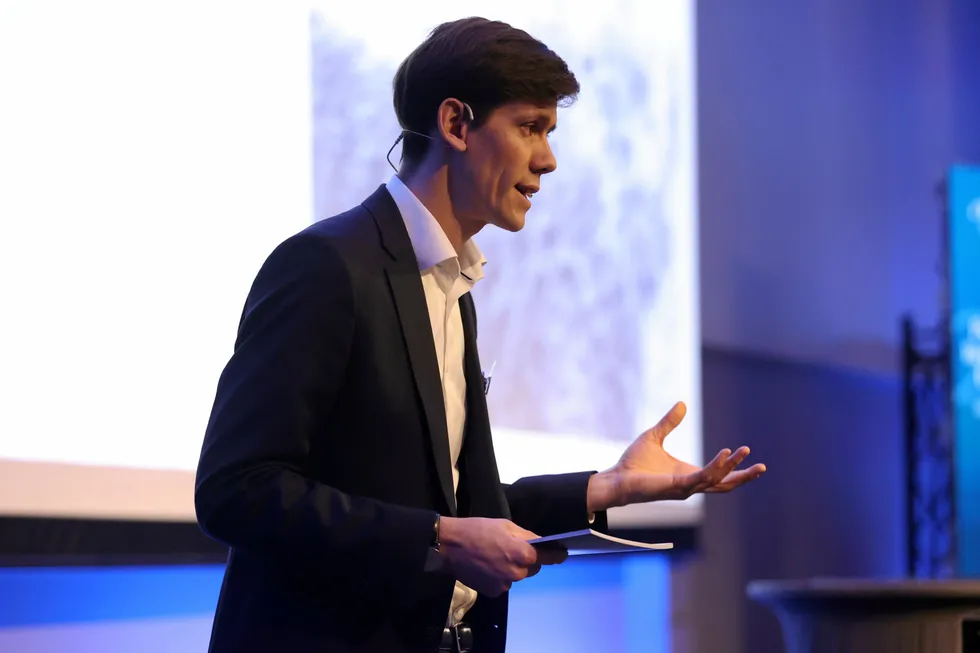 Her er Arendals Fossekompani-sjef Benjamin Golding avbildet under Paretokonferansen 2023.