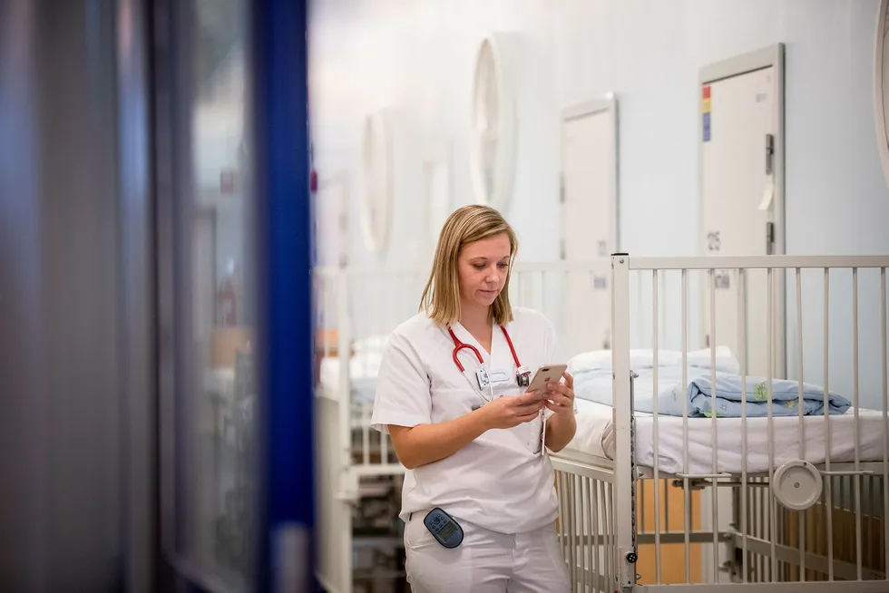 Anniken Riise Elnes, foretakstillitsvalgt for Yngre legers forening ved Oslo universitetssykehus, er frustrert over at sykehuset ligger mange tiår etter i utviklingen av gode ikt-systemer. Legene ser seg nødt til å bruke mobilkameraene når det haster.