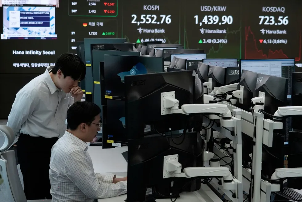 Det er en forsiktig oppgang ved Asia-børsene ved inngangen til en ny uke. Her fra KEB Hana Bank i Seoul, hvor referanseindeksen Kospi er flat. Investorer venter på resultatrapporter og foreløpige aktivitetsrapporter fra april.
