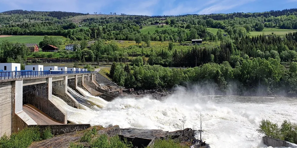 Her er Hunderfossen avbildet under snøsmeltingen for noen år siden.
