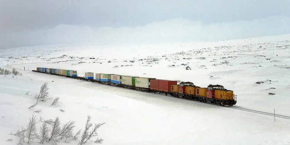 Lokomotiv som er utstyrt med batteripakker er beste løsningen for å gjøre Nordlandsbanen utslippsfri, mener Jernbanedirektoratet.