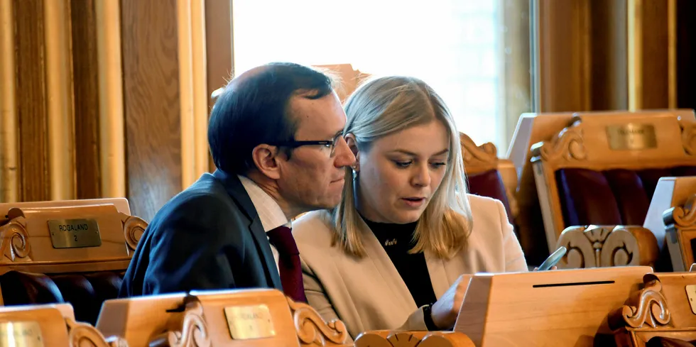 Aps Espen Barth Eide får ikke medhold i forslagene rundt opprinnelsesgarantier. Flertallet i energi- og miljøkomiteen vil avvente til det foreligger nye forslag i fra Olje- og energiminister Tina Bru om hvordan systemet med opprinnelsesgarantier kan fungere bedre