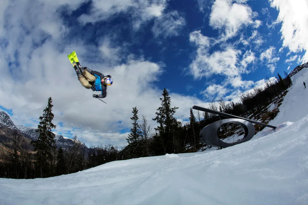 Øystein Bråten, som tok gull i slopestyle i Pyeongchang, gjør salto gjennom luften etter å ha sklidd over en rail i Hemsedals terrengpark. Parken nådde imidlertid ikke til topps i kåringen. Foto: Thomas T. Kleiven