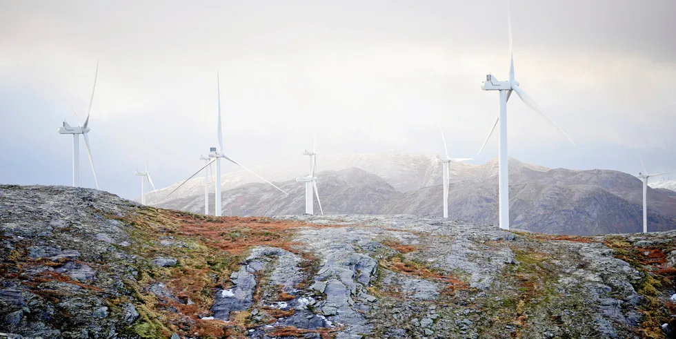 Regjeringens justerte forslag til grunnrenteskatt på landbasert vindkraft er nå til behandling i Stortinget, og finanskomiteen har frist til 7. desember med å levere sin innstilling. Her er Roan vindpark på Fosen avbildet.