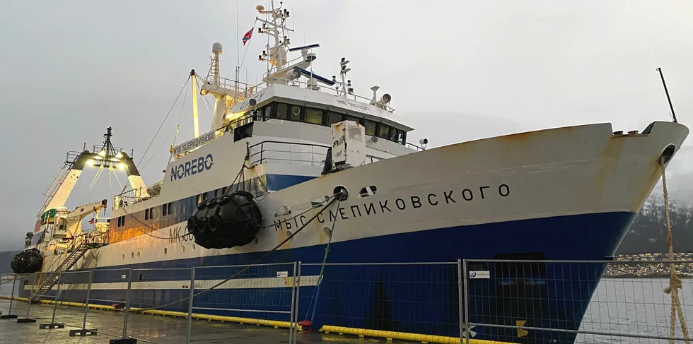 «Mys Slepikovskogo» som eies av det russiske rederiet Norebo ligger til kai i Breivika i Tromsø. Tre fiskere som skulle mønstre om bord på båten er smittet med korona, og er nå i isolasjon. Syv av mannskapet er fortsatt om bord på båten. Resten er i karantene på hotell.