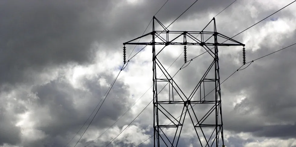 Kraftlinjer i fjellet ved Øvre Årdal.Mellom Øvre Årdal og Turtagrø. Skyer, dramatisk belysning. Kraft. Kraftforsyning. Kraftlinjer. Strøm. Strømforsyning. Strømlinjer. Elektrisitet. Høyspentledninger. Høyspentmaster. . Kraftlinjer.