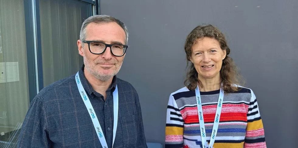 Forskerne Eirik Mikkelsen fra Nofima og Margrethe Aanesen fra Norges Handelshøyskole har begge studert vanlige folk sin oppfatning av oppdrettsbransjen. Onsdag presenterte de noe av dette på konferansen Havbruk 2022