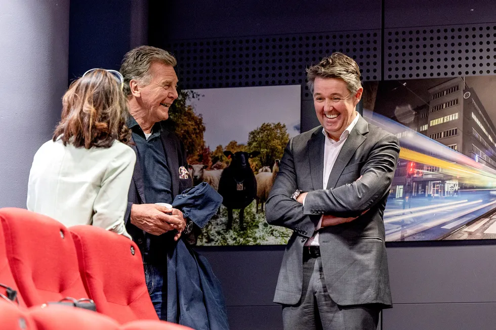 Norwegian-sjef Geir Karlsen (til høyre) la frem et milliardunderskudd fredag, men investor og tidligere styreleder Bjørn H. Kise tror på en aksjerekyl. Med ryggen til er Norwegians konserndirektør Anne-Sissel Skånvik.