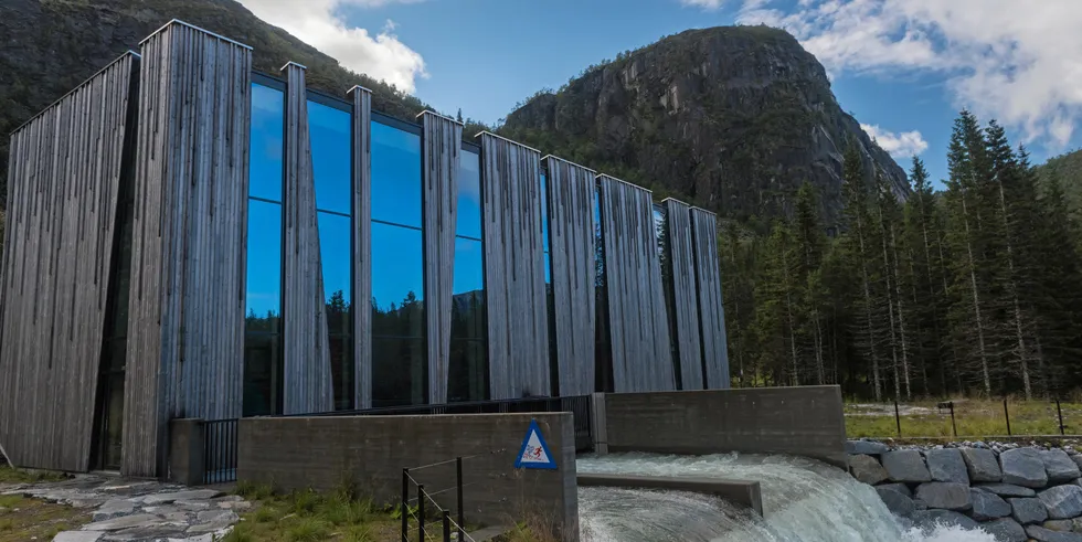 Opprinnelsesgarantier fra Øvre Forsland kraftverk (Helgeland Kraft) kan ha ekstra verdi fordi kraftverket er pent å se på. «Guarantees of origin from the world's most beautiful hydropower plant in the north of Norway» skriver Becour på sine nettsider.