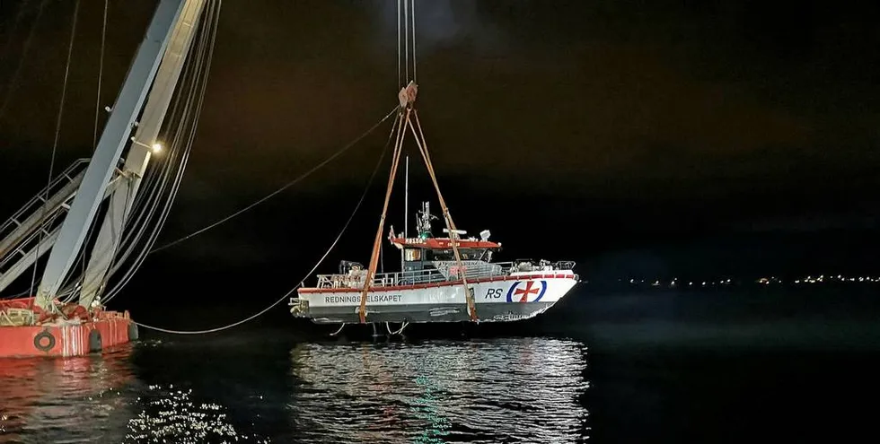 TRAFF LAND: Redningsskøyta «Idar Ulstein» gikk på land onsdag ettermiddag og knuste et naust i sammenstøtet. Ingen om bord ble skadet. Her heises den om bord på kranlekter.Foto: Redningsselskapet