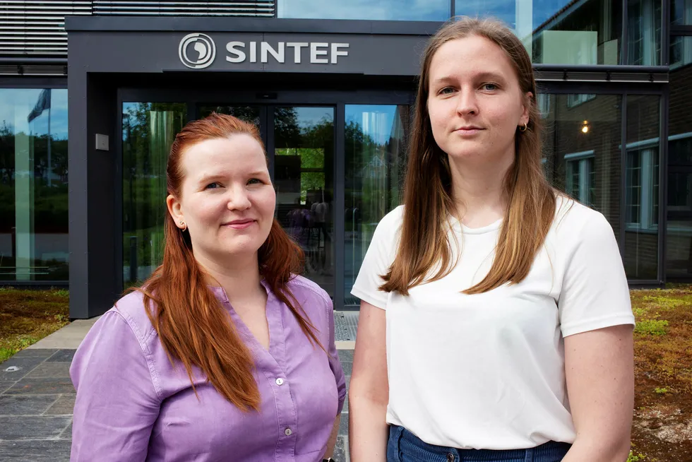 Sintef-forsker og førsteamanuensis Marie Elisabeth Gaup Moe (til venstre) ved NTNU begynte å forske på hacking av medisinsk utstyr da hun selv fikk pacemaker. Masterstudent Anniken Wium Lie skriver oppgaven sin om hvordan pacemakere kan hackes når den kobles på nett.