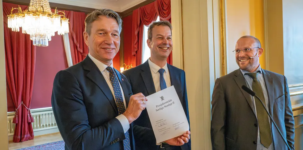 Energiminister Terje Aasland (venstre) med Peter van der Poel, administrerende direktør i Ingka (i midten) og Francois van Leeuw, konsernsjef i Parkwind (høyre).