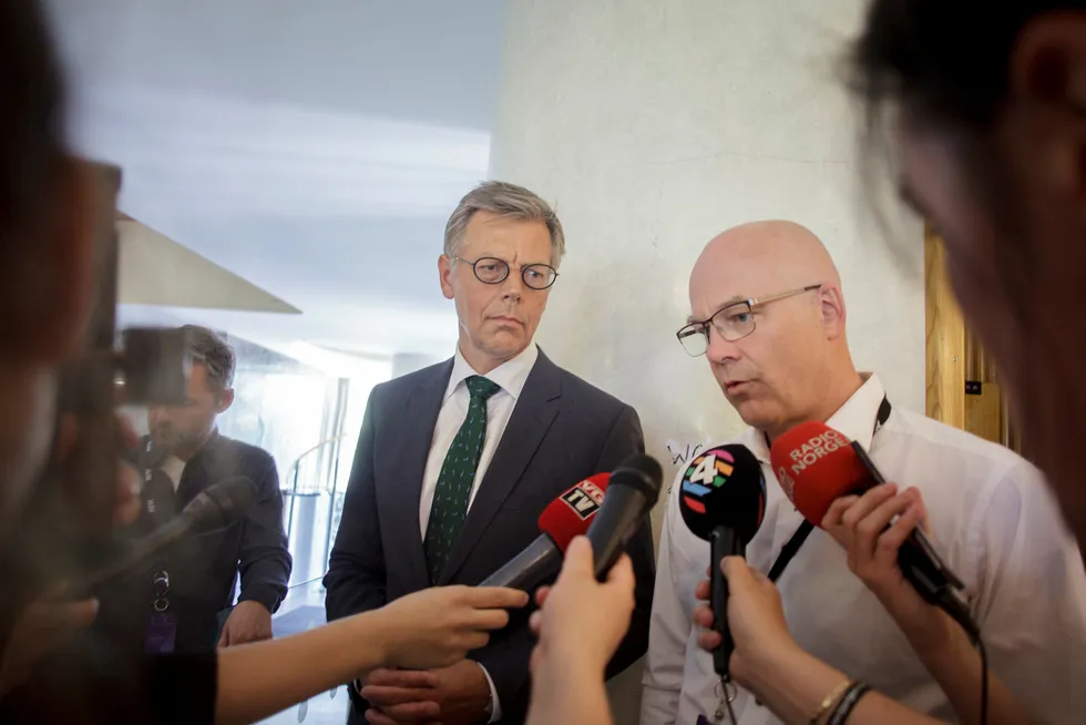 Fra venstre: Juridisk direktør Olav Nyhus og kringkastingssjef Thor Gjermund Eriksen svarer pressen tidligere denne uken, i forbindelse med streiken i NRK. Foto: Javad Parsa