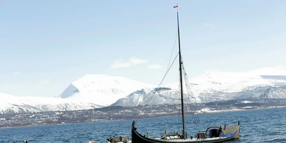 SJØSATT: Nylig ble fembøringen «Salarøy» anno 1991 sjøsatt i Tromsø av Arctandria – Tromsø kystlag. Sjøsettingen er en årlig begivenhet som er et høydepunkt for kystlaget. Minst 20 personer må ta et tak for å få fembøringen ut av naustet etter vinterlagring.