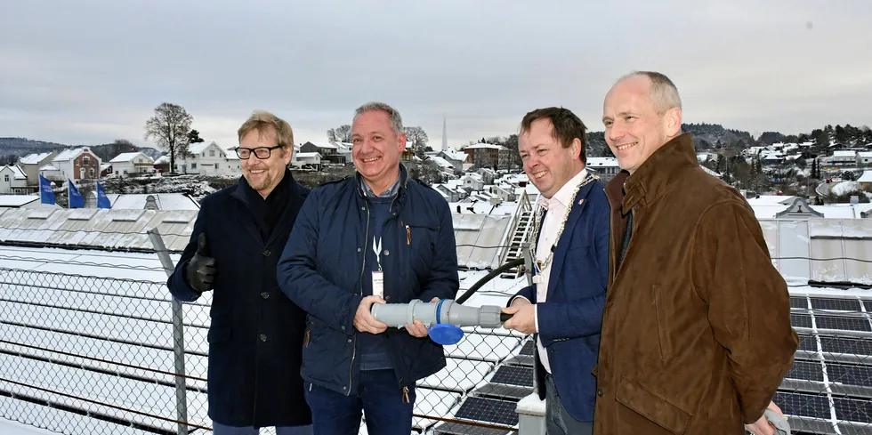 Solcelleanlegget på Down Town ble åpnet i november av ordfører i Porsgrunn, Robin Kåss. (Fra venstre: Bill Engeness, leder for bærekraft i Cityon, Bent Rosenberg, senterleder for Citycon , Robin Kåss, ordfører i Porsgrunn og Thor Christian Tuv , daglig leder i Solenergi Fusen).
