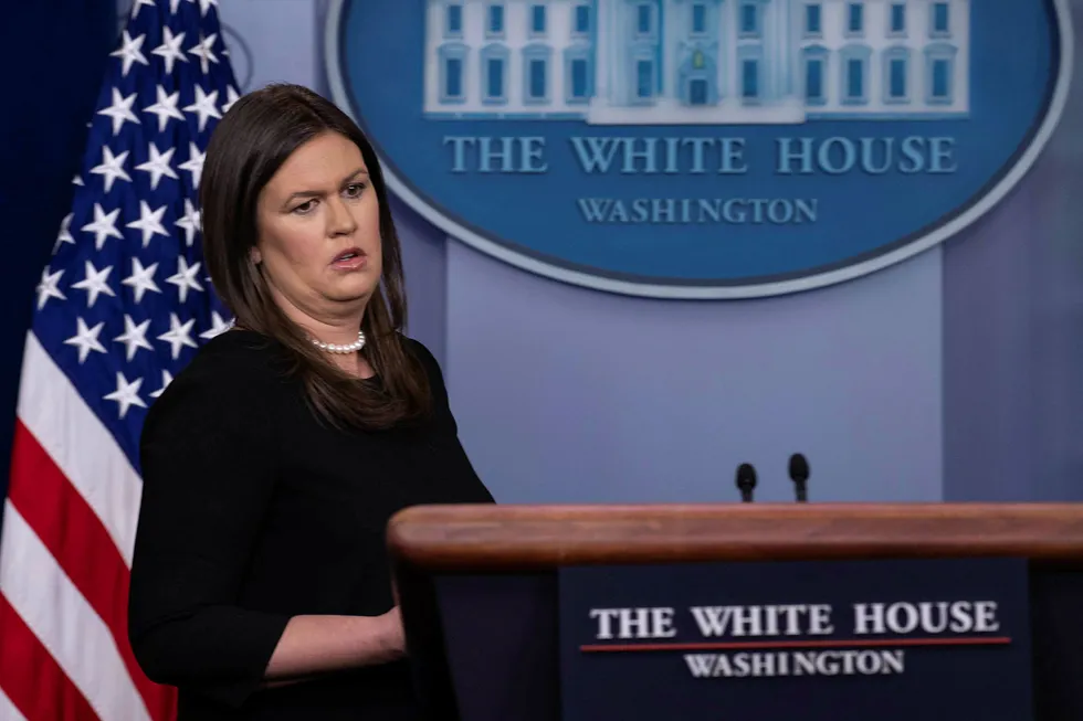 Kommunikasjonssjef Sarah Sanders i Det hvite hus reagerer kraftig på den anonyme kronikken i New York Times.