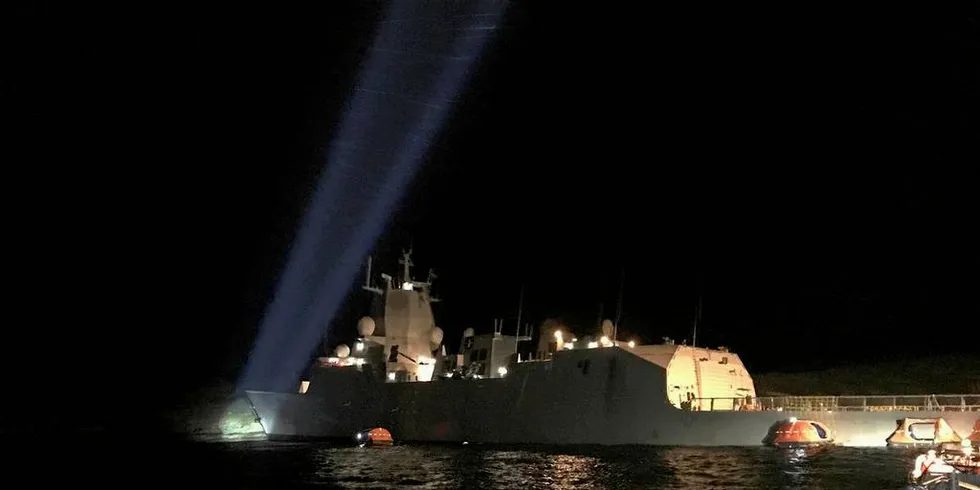 HAVARERTE: KNM «Helge Ingstad» kolliderte torsdag morgen med et tankskip. Også en supplybåt var involvert i ulykken. Foto: Redningsskøyten K.G. Jebsen