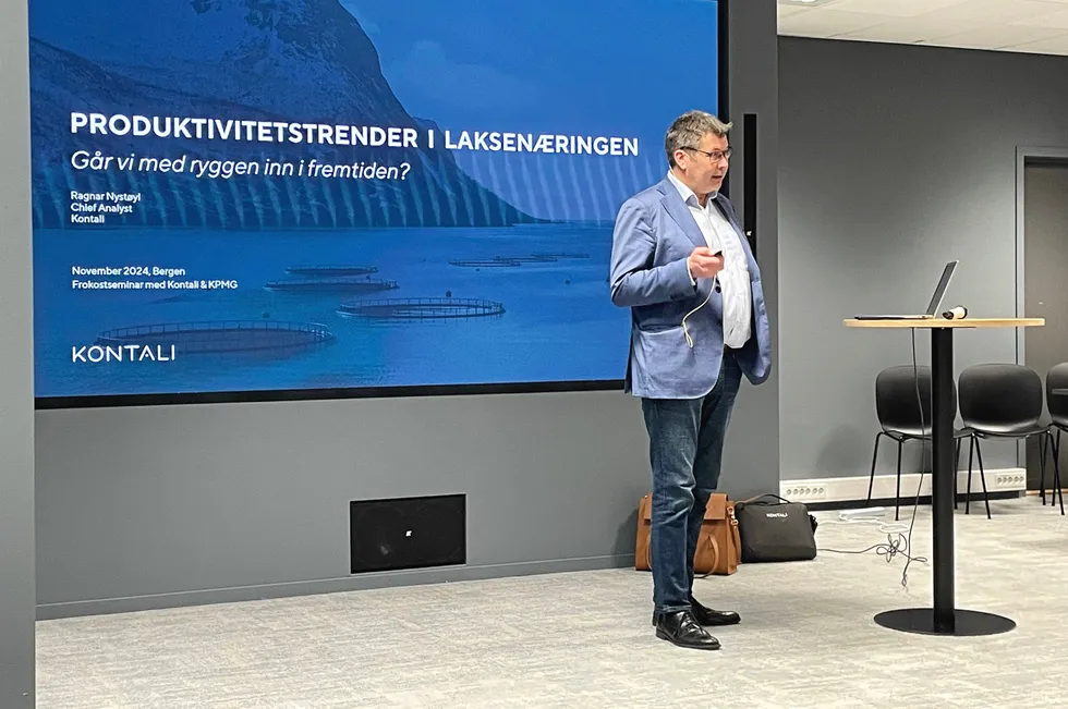 Ragnar Nystøyl, sjefanalytiker i Kontali, på frokostseminar om produktivitetstrender i laksenæringen sammen med KPMG i Bergen.