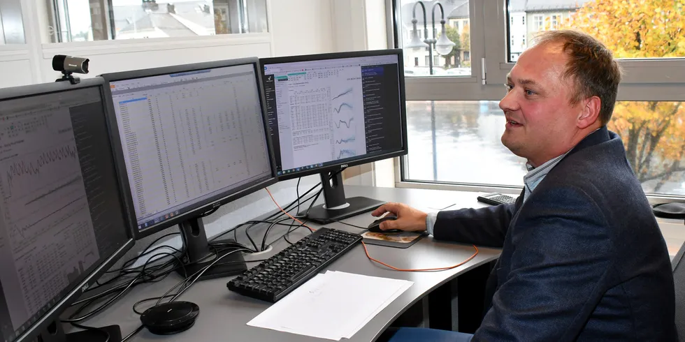 – Vi har kjørt en pris-simulering hvor vi har kuttet kablene i vårt simuleringsverktøy, sier Tor Reier Lilleholt i Volue Insight, her avbildet på kontoret i Arendal.