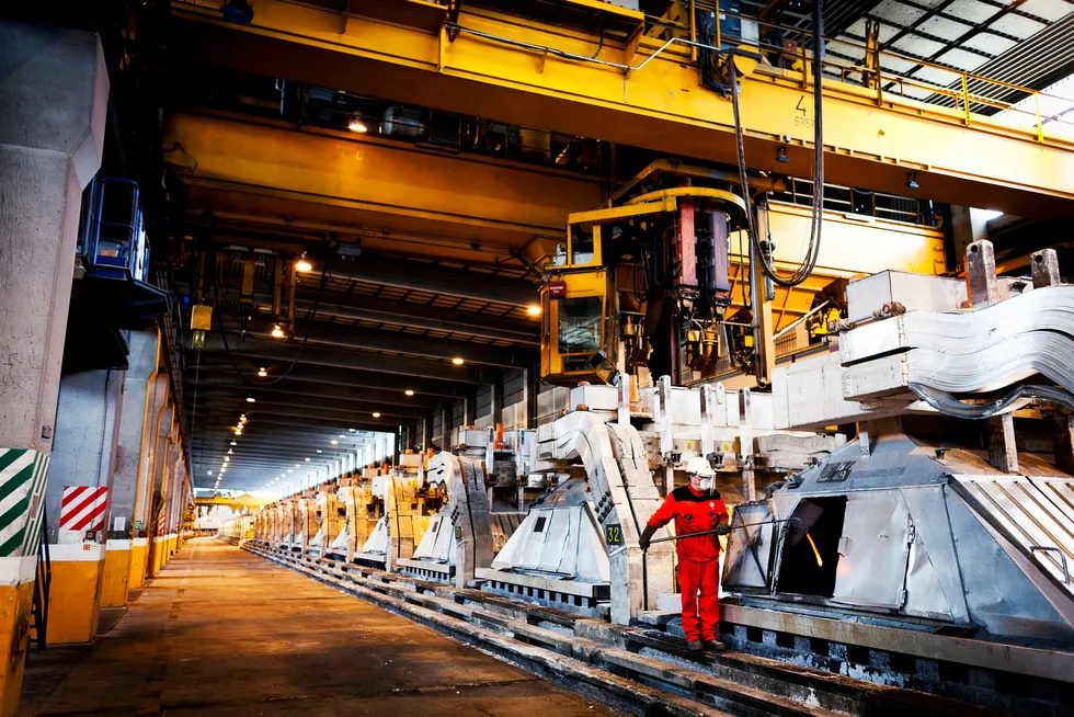 Prosessoperatør Vidar Skår ved aluminiumsverket til Hydro i Høyanger, hvor et nytt kontrollsystem gjør at enhetene kan spores tilbake til den enkelte arbeider, dersom kunden klager. Industribedriftene som er best i klassen på kontinuerlig forbedring, tar lettest spranget inn i robotiseringen og digitaliseringens tid, skriver artikkelforfatteren. Foto: Gunnar Lier
