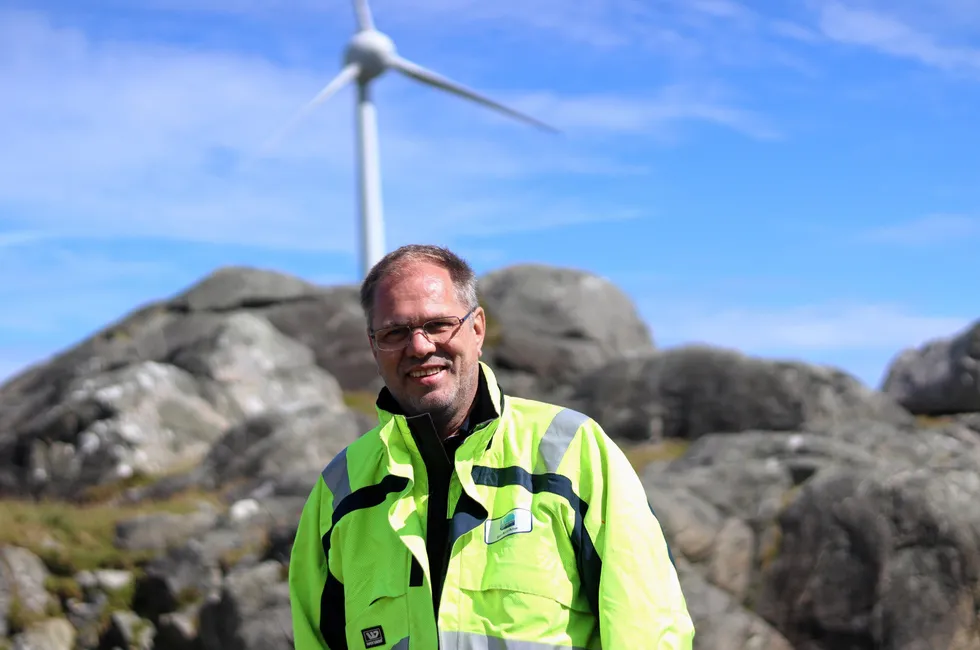 – Vi så at vi kunne teste ut et anlegg med hvordan det virker sammen med et batteri og samspillet med vindturbinene, sier prosjektleder i Fagne, John Arild Arnø.