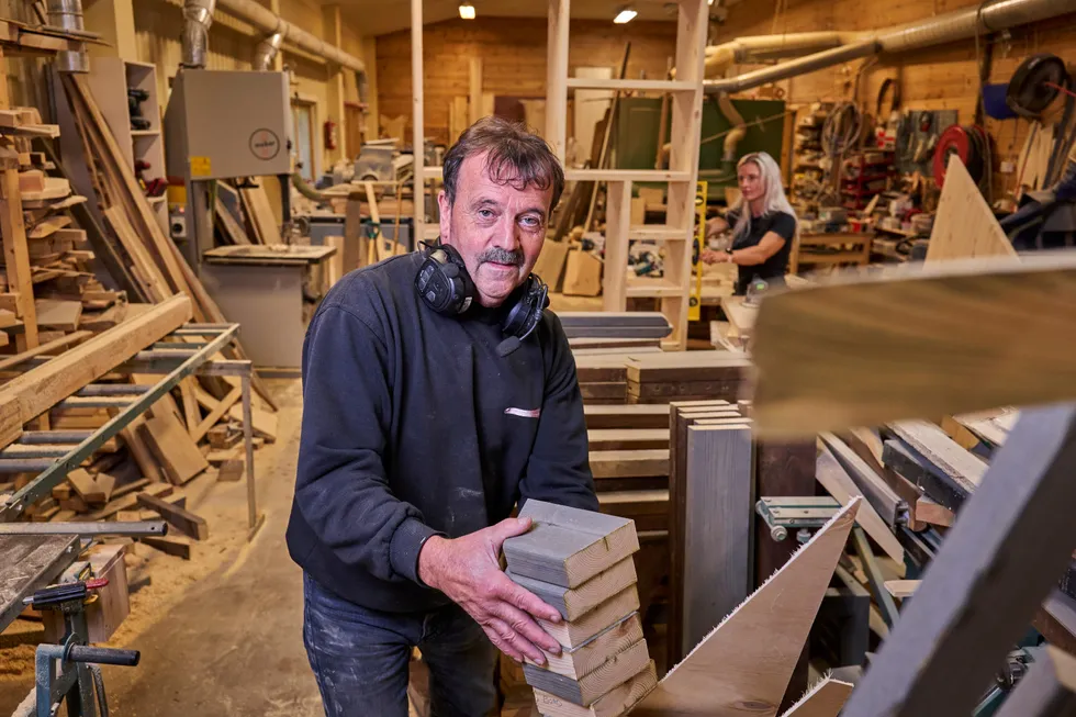 – Jeg har redusert forbruket så kraftig at selskapets strømutgifter ligger langt under kravet om at strømutgiftene må være på minst tre prosent av omsetningen, sier Jarl Haug eier av bedriften Vestlandske Heiltremøblar i Søfteland. Bak ham jobber Iselin Alfheim i produksjonen