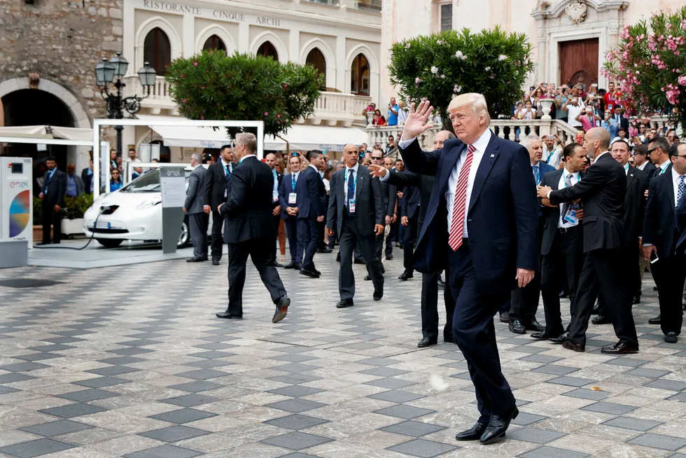 Mens Donald Trump er på sin første utenlandsreise som USAs president, jobber hans administrasjon på høygir med å opprette en "kommandosentral" mot Russland-anklagene og -etterforskningene. Foto: Evan Vucci/AP/NTB Scanpix
