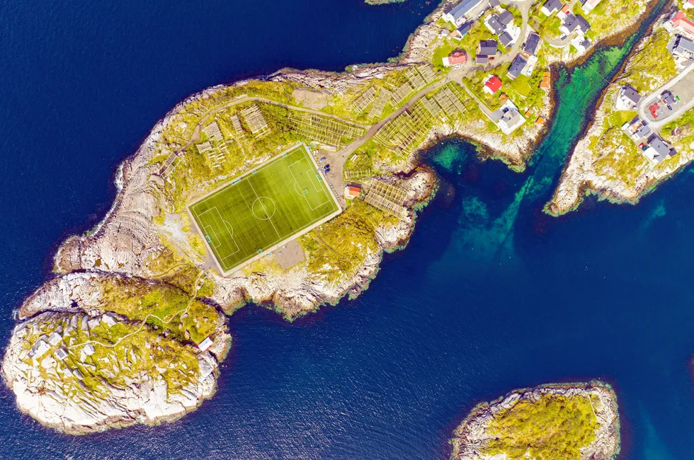 Henningsværs legendariske fotballbane i havgapet kan også brukes som måleenhet.