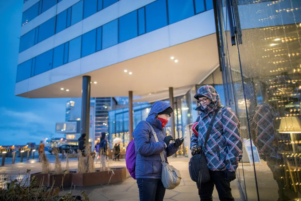 Jesus Lorenzo og Isabel Martinez fra Vigo i Spania bor på Clarion Hotel The Edge i Tromsø og jakter nordlys denne uken. Foto: Marius Fiskum