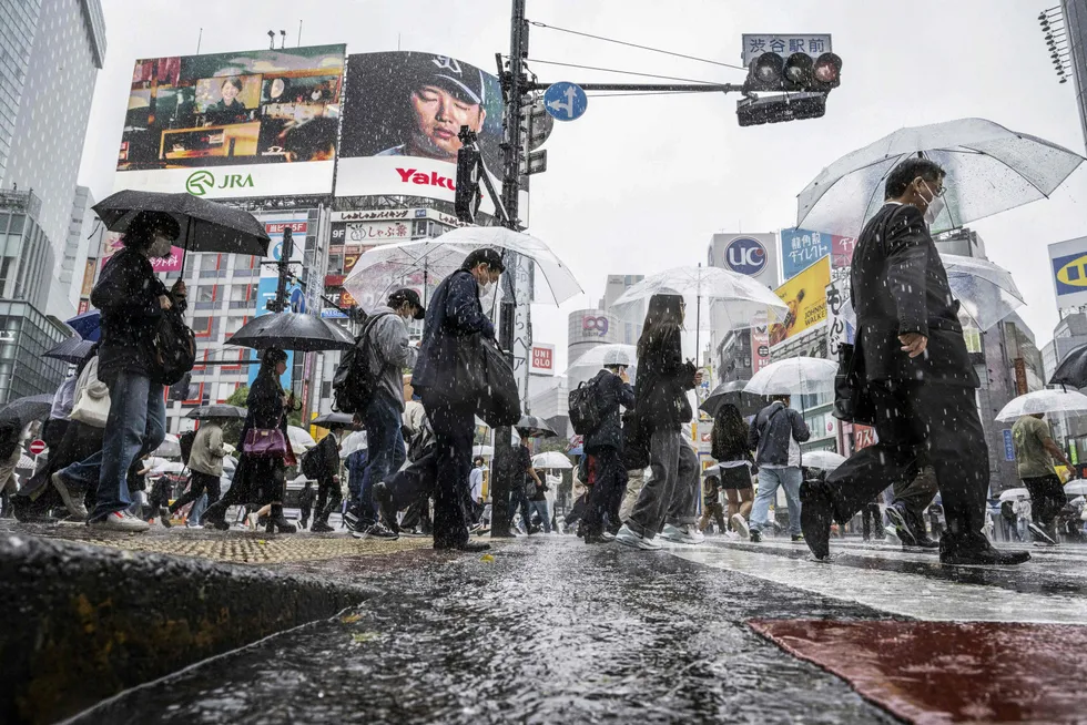 Kraftig uvær og storm har ikke lagt en demper på optimismen hos japanske forbrukere og investorer. Nikkei-indeksen er på det høyeste nivået siden sommeren 1990. Her fra Shibuya-distriktet i Tokyo.