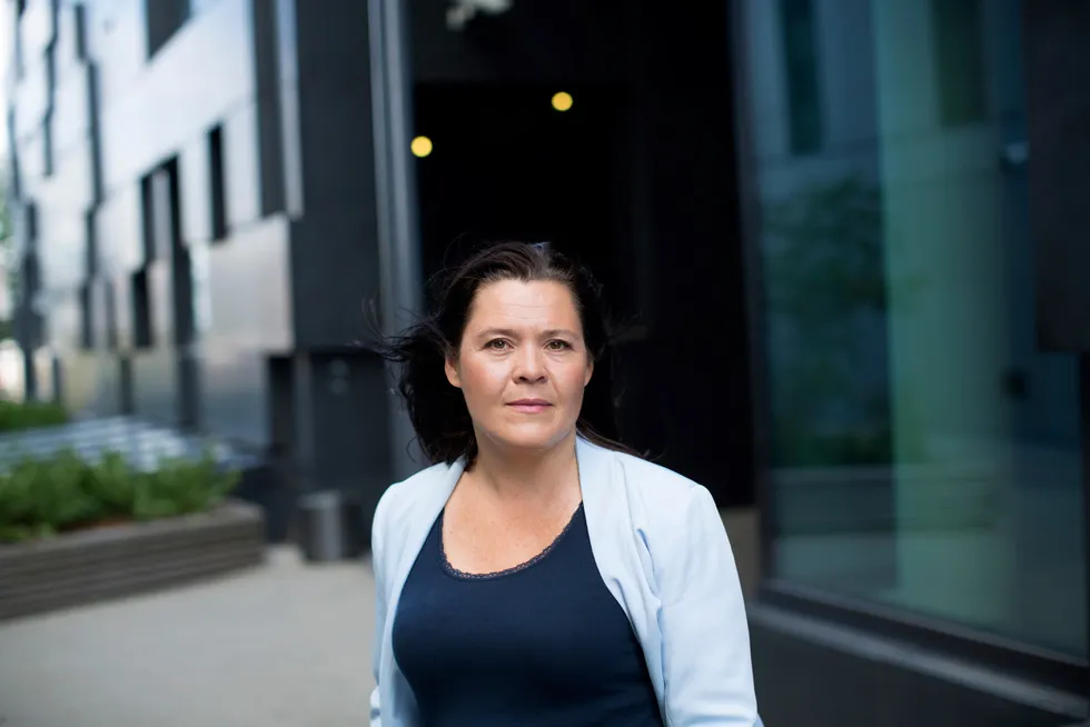 – Kapitalen trekkes tilbake fra mer eksotiske og spennende investeringer med høy risiko. Dette er klassisk fryktmarked, der en skal forsøke å plassere pengene for å bevare verdi, sier sjeføkonom Elisabeth Holvik i Sparebank 1.