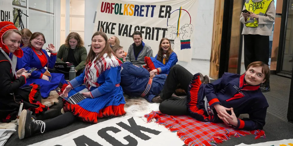 Samiske aktivister og Natur og Ungdom demonstrerer i inngangspartiet hos Olje- og energidepartementet for å demonstrere mot vindturbinene på Fosen.